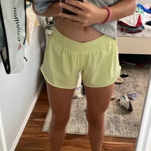 NWOT lulu hotty hots 4”